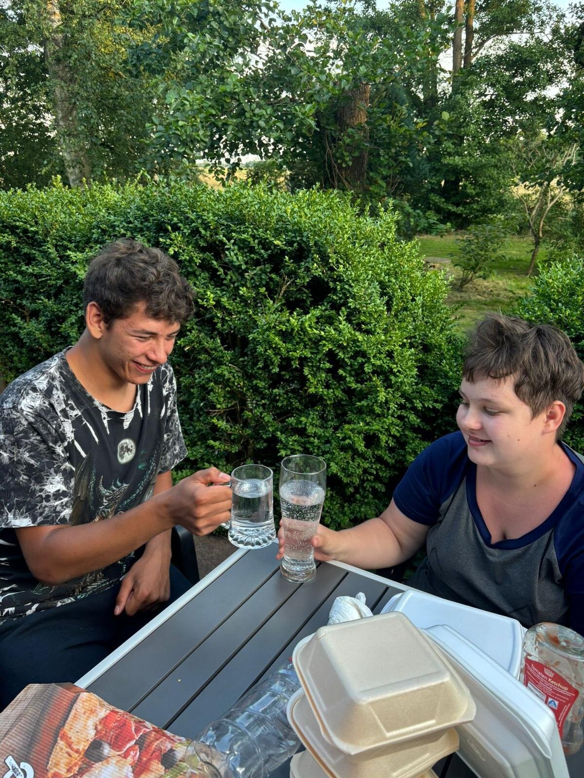 Mit Wasser wurde auf die Ferienfahrt angestoßen.