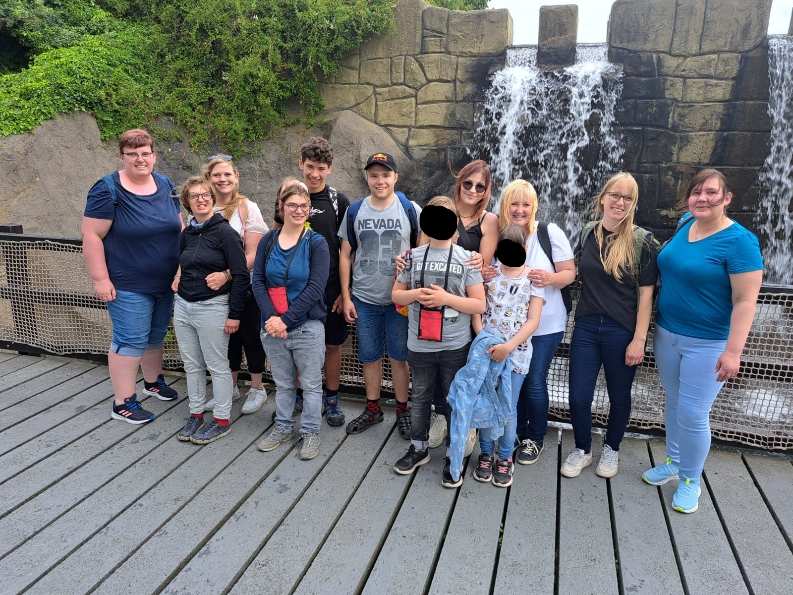 Ein Erinnerungsbild vor einem kleinen Wasserfall.