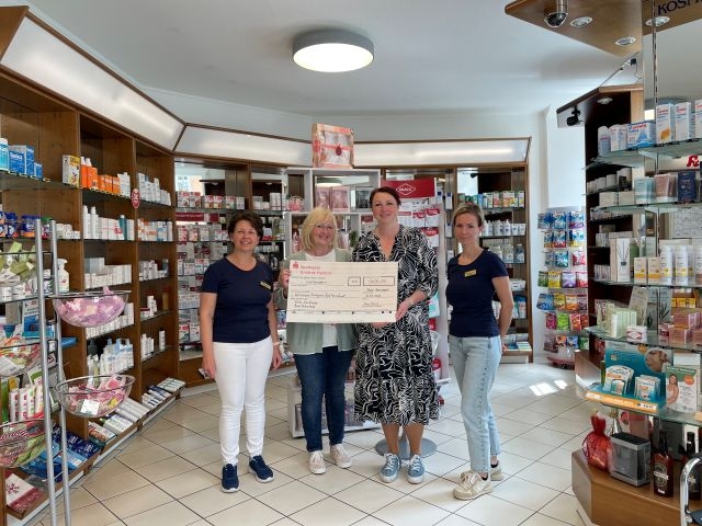 Unsere Wohnheimleiterin (3.v.l.) und unsere stellvertretende Leiterin (2.v.l.)in der Rats-Apotheke zur Spendenübergabe.