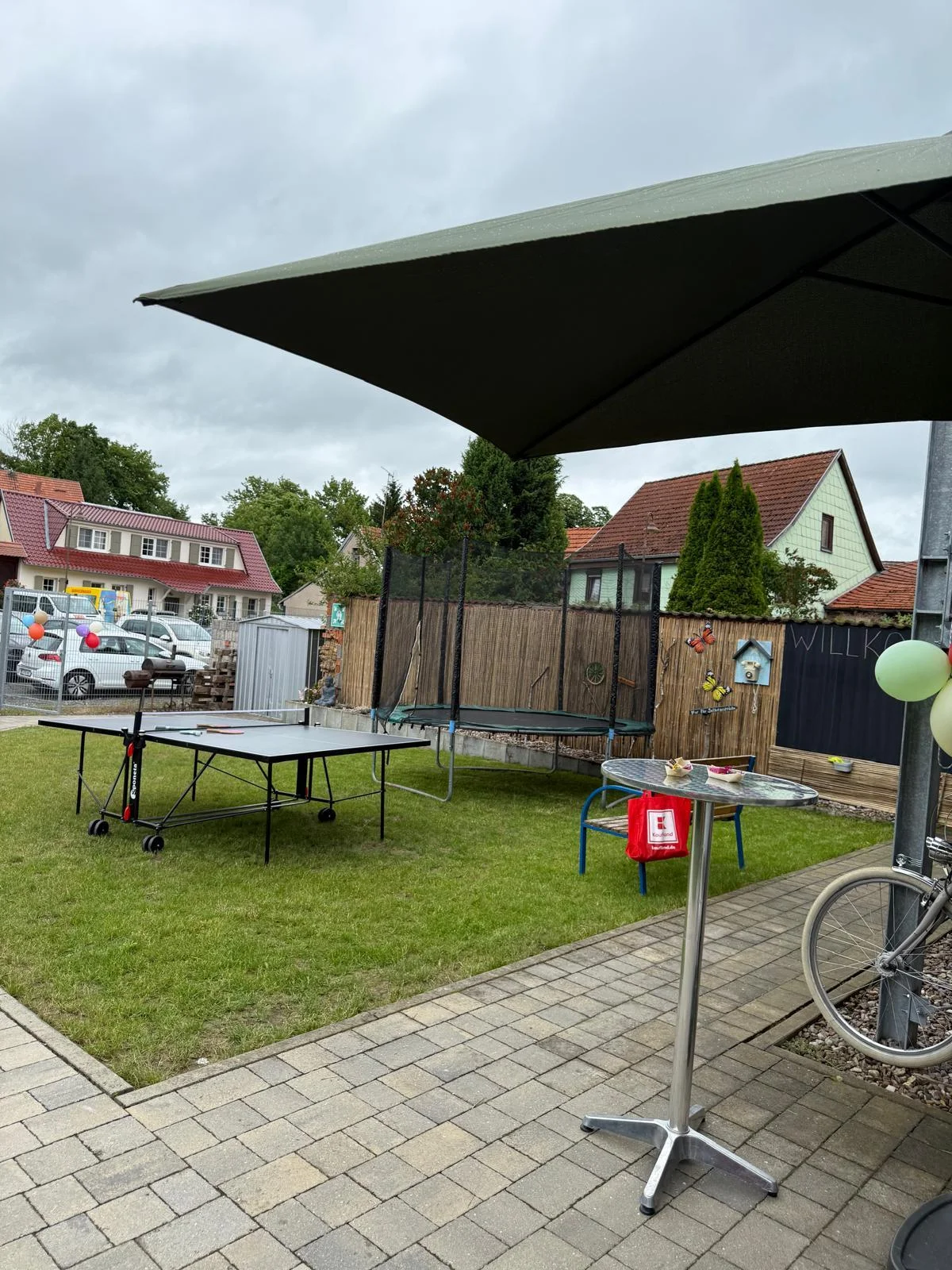 Unser Trampolin und unsere Tischtennisplatte für Groß und Klein.