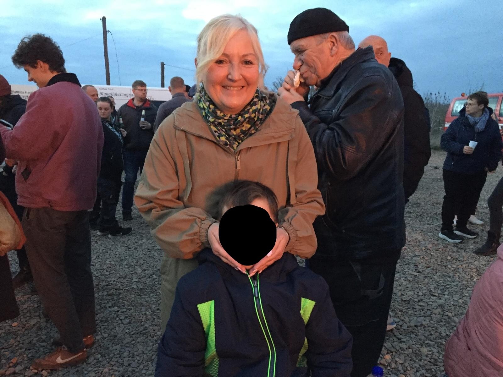 Unsere Betreuerin mit dem Jüngsten beim Osterfeuer.