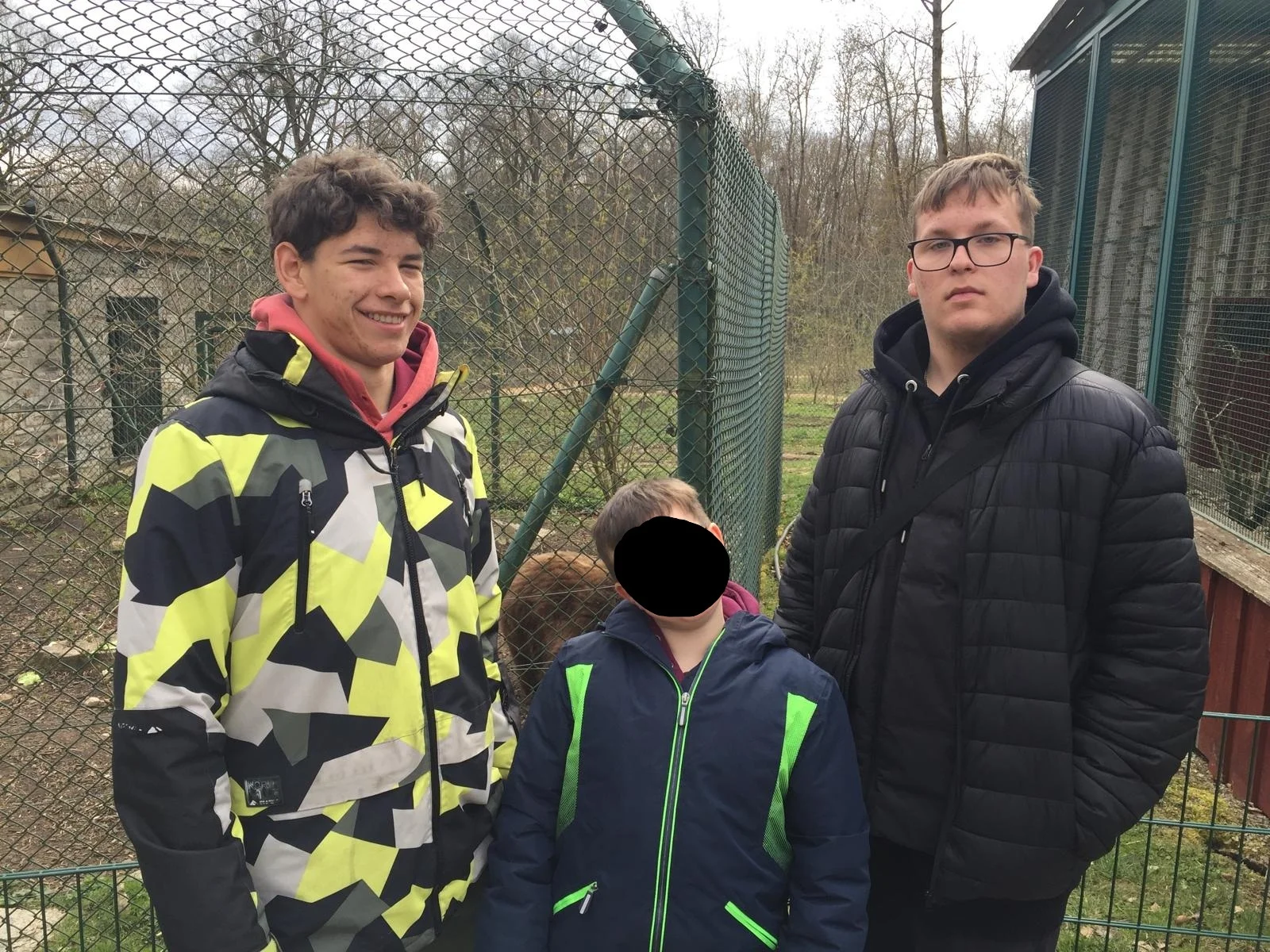 Unsere anwesenden Jungs vor dem Tiergehege.