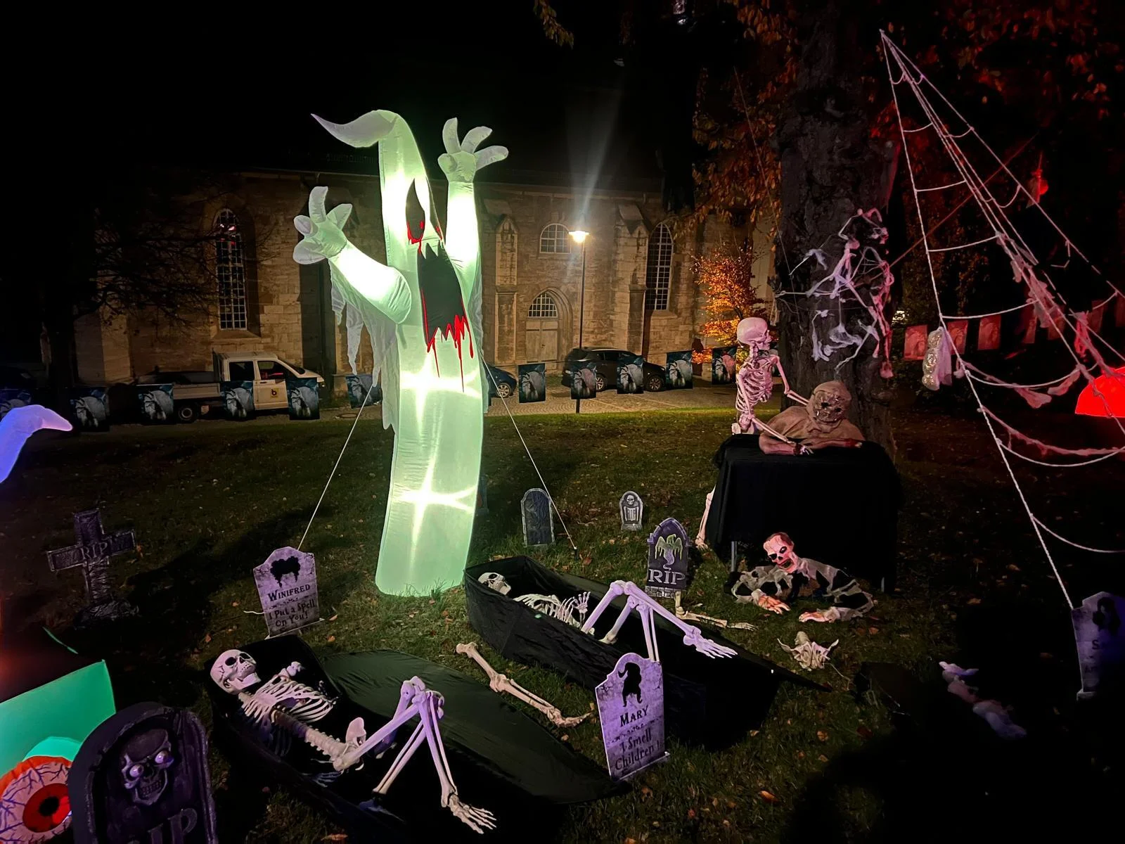 Was für eine schöne, gruselige und aufwendige Halloweendekoration.