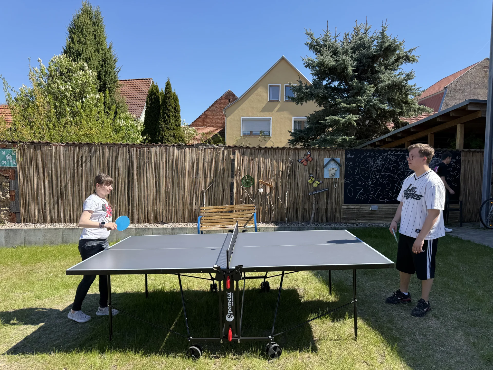 Zwei unserer Kinder beim Tischtennis spielen.