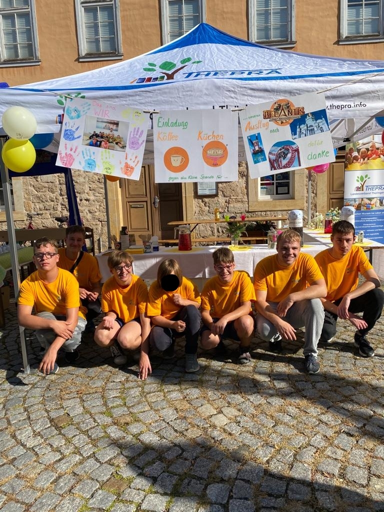 Gruppenbild vor unserem Kuchenstand, um Spenden zu sammeln