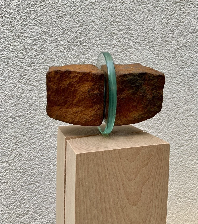Paving stone balance, 2025, patinierter Eisenguss und Glas, H 14cm, B 14cm, L 20cm.