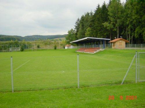 Sportzentrum Ascha Hauptspielfeld mit Tribüne