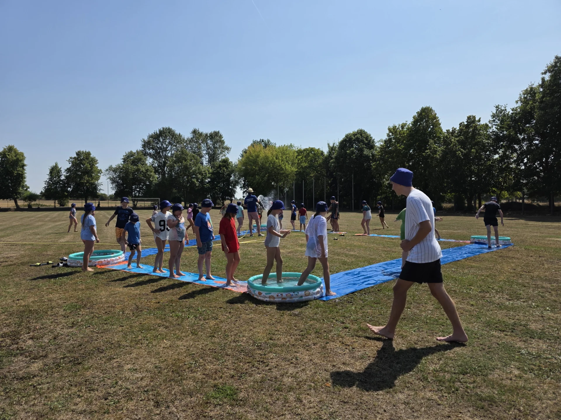 Wasserspiele auf dem Sportplatz 1