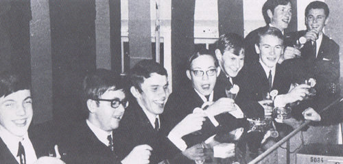 1970 · Stimmungsvolle Runde während des Burschenballs