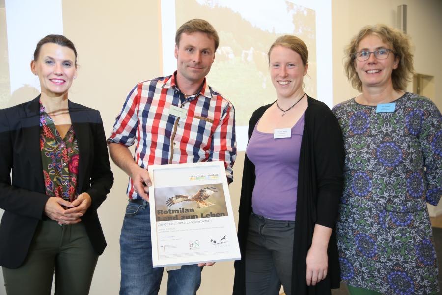 Denis Schmahl erhält die Ehrung für "Besonders rotmilanfreundliche Landwirtschaft"