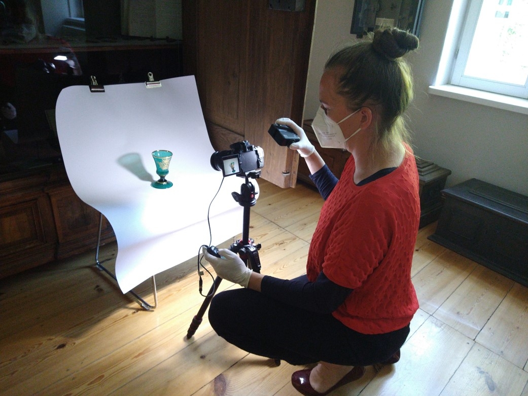 Kunsthistorikerin Verena Wasmuth bei der fotografischen Dokumentations eines Glaspokals im Museum | Foto: Rolandstadt Perleberg