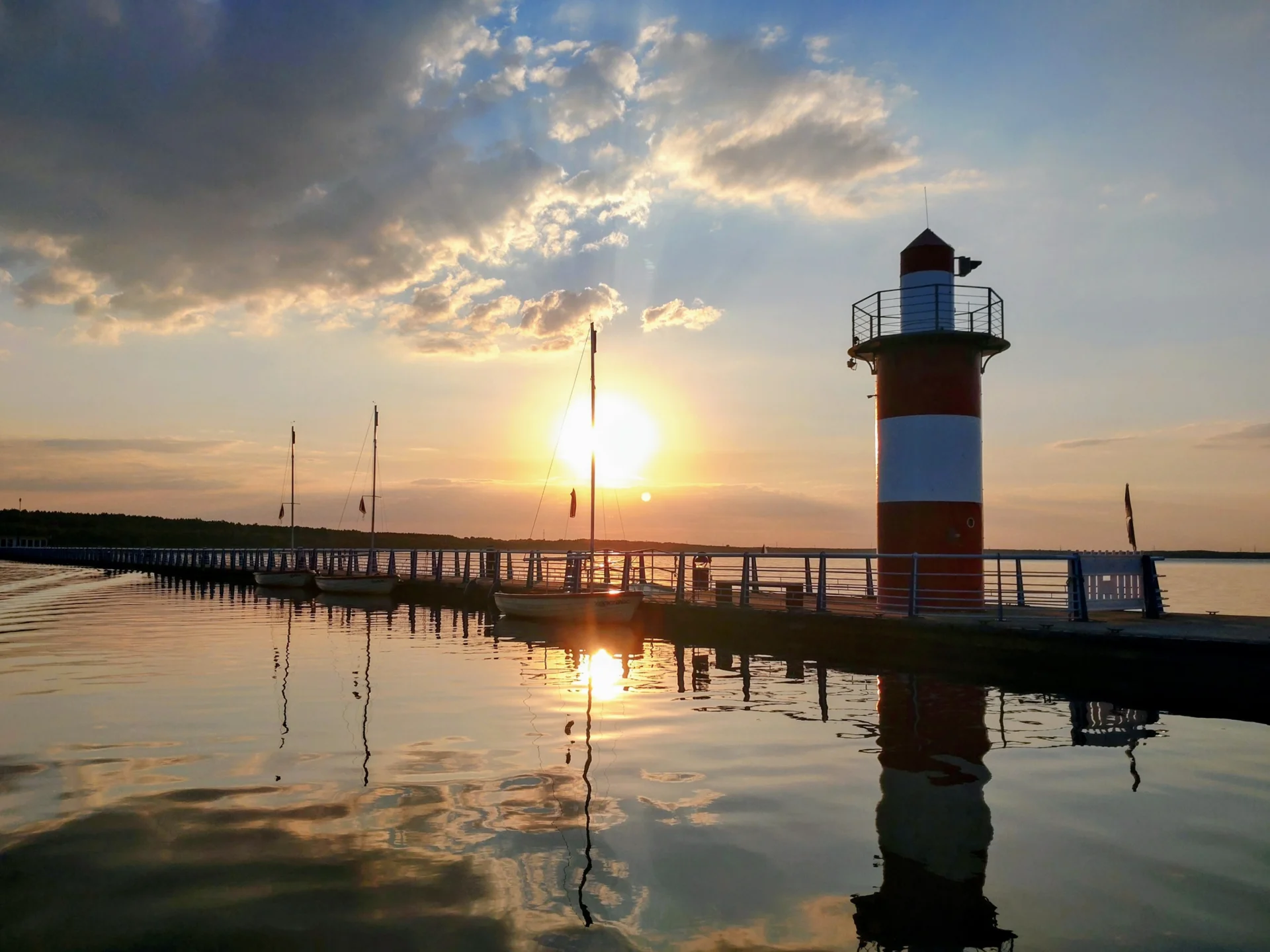 Sonnenuntergang mit Leuchtturm