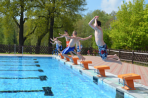 Sprung ins Freibad