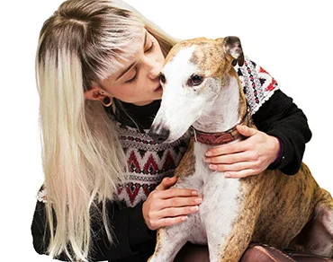 frau-kusst-einen-hund-auf-dem-kopf