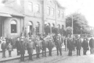 Bahnhof mit Bediensteten um 1900