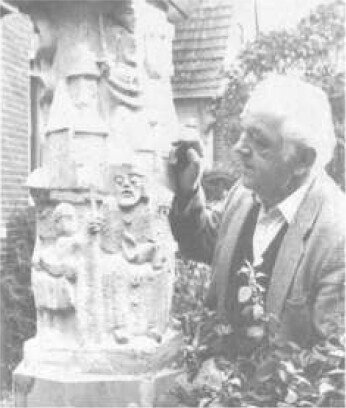 Bildhauer Ernst Schlüter mit dem steinernen Gusskörper der Stele