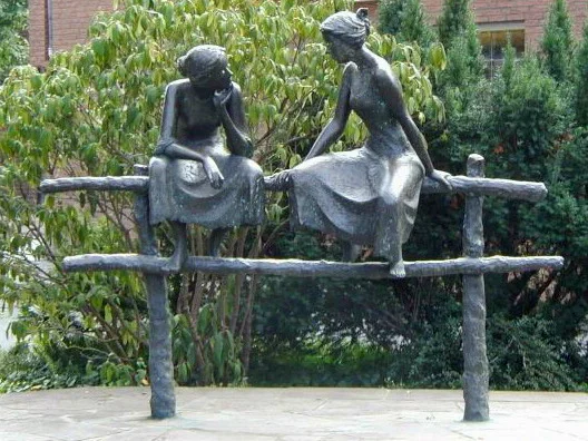 Bronzeplastik Zwiegespräch auf dem Dorfplatz