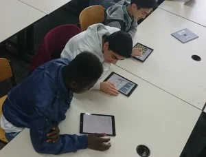 Schüler des 7. Jahrgangs werten mit der App Numbers die Laufwege von Bundesligaspielern aus.