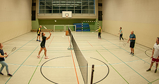 Badmintonspiel in der Halle