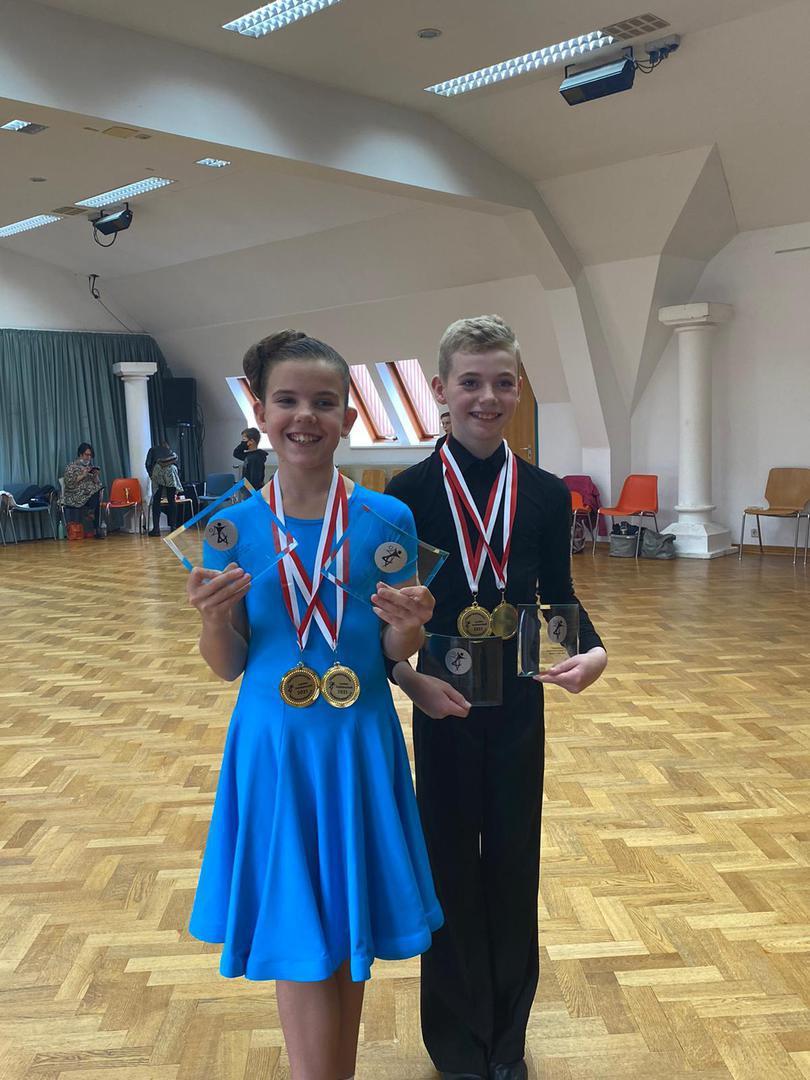 Adrian Eigner und Elisa Federova der Klassen Kinder D Latein und Junioren I - D Latein und damit Aufstieg in die C-Klasse!!!