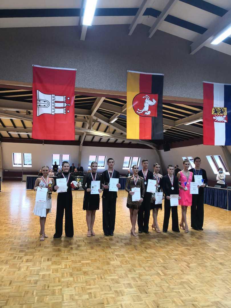 Nathan Orester und Angelina Pledzevicius ertanzten sich in der Klasse Jugend B Latein den 2. Platz im Gesamt-Turnier