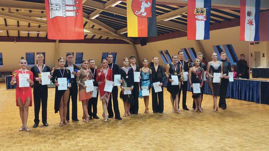 Jason Fischer und Eva Nyevolin erreichten den 4. Platz im Gesamt-Turnier der Klasse Jugend A Latein und wurden.
