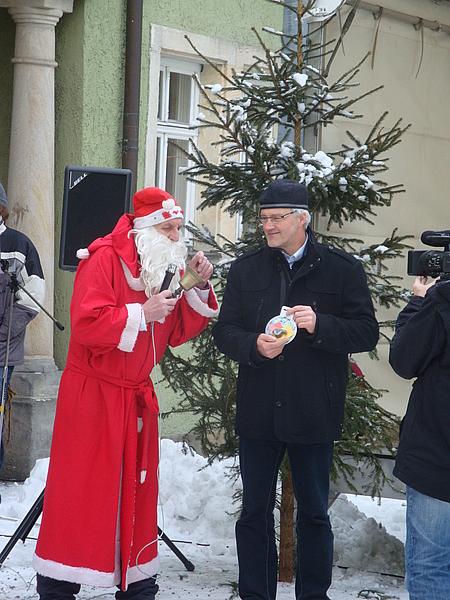 Der Weihnachtsmann mit dem Bürgermeister