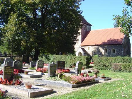 Neben der Scheuderschen Kirche befindet sich der Friedhof