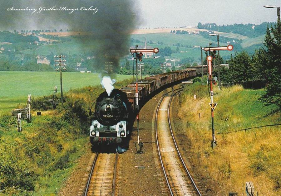 Rekodampflokomotive 58 3010 fährt mit Nahgüterzug  in den Bahnhof Limmritz ein