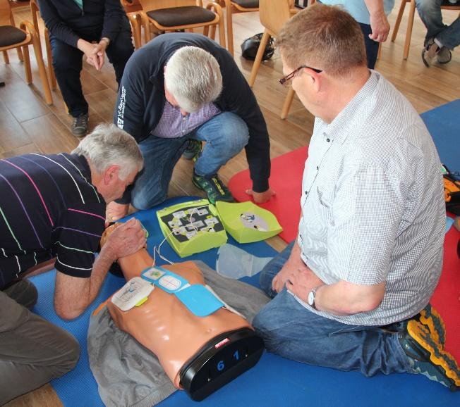 Anwendung eines Notfall Defibrillators