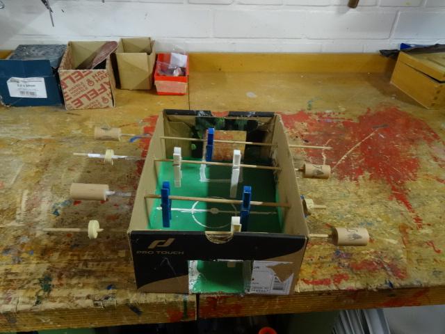 Kickerbox mit Wäscheklammern