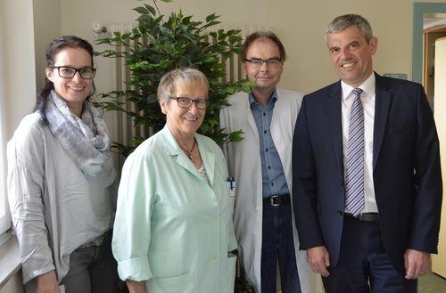 Freuten sich über den tollen Geburtstagswunsch. V.l.n.r. Ivonne Gros von der Stiftung St. Vincenz-Hospital, Geburtstagskind Inge Krenzer aus Gückingen, Chefarzt Prof. Dr. Thomas Neuhaus und Vincenz-Geschäftsführer Guido Wernert.