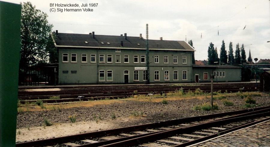das Empfangsgebäude im Juli 1987 aus Richtung der Güterabfertigung