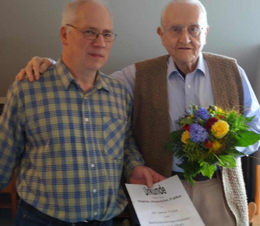 Übergabe der Urkunde an Hans-Joachim Falke