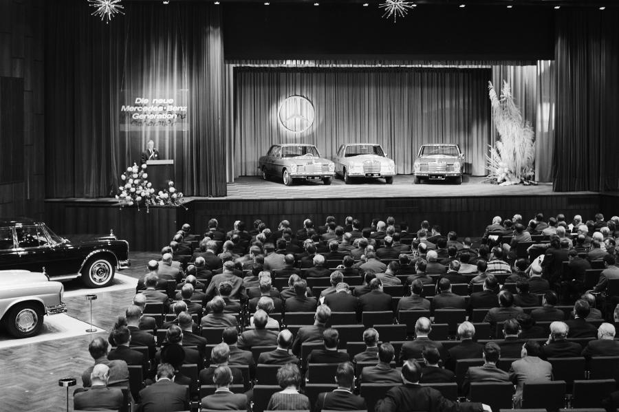 Die erste Vorstellung in Sindelfingen am 9.Januar 1968 ( Foto: Daimler AG ) Die erste Vorstellung in der Stadthalle Sindelfingen am 9.Januar 1968 ( Foto: Daimler AG )