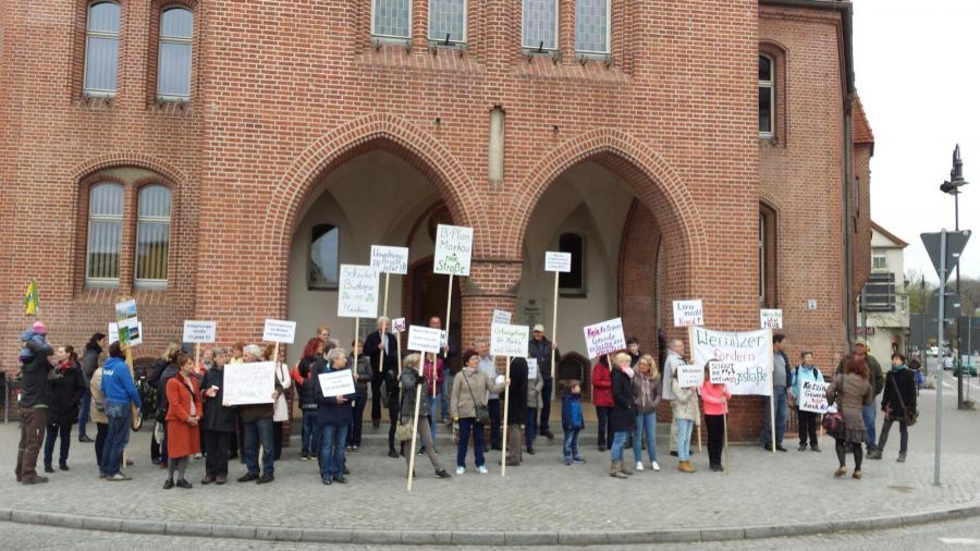 Demo 3. April, Rathaus Nauen