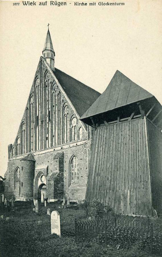 Wiek auf Rügen Kirche mit Glockenturm