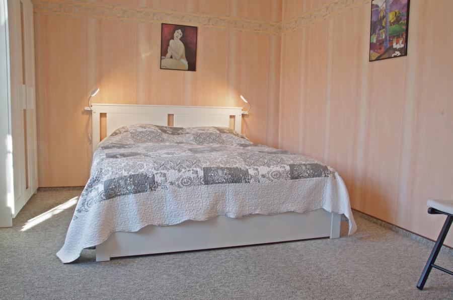 Ferienwohnung Ferchesar Schlafzimmer mit Doppelbett