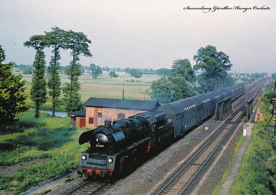 Neubaudampflokomotive 23 1049 überquert mit „Schichtzug“ von Schwarze Pumpe die Elsterbrücke in Hoyerswerda