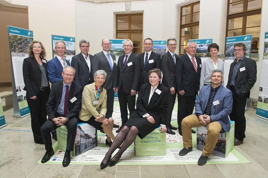 Die Bürgermeister der beteiligten Modellvorhaben mit den Verantwortlichen von BMUB und BBSR bei der einen Tag vor dem Erfahrungsaustausch stattgefunden ExWoSt-Zwischenbilanzveranstaltung in Berlin