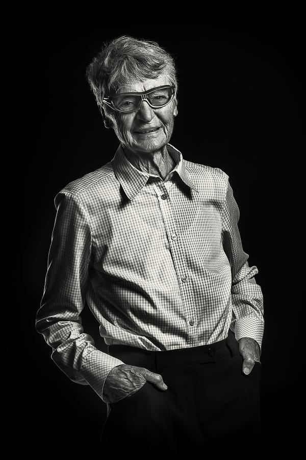 Bild zeigt ein Portrait eines Mannes mit Brille und den Händen in der Hosentasche