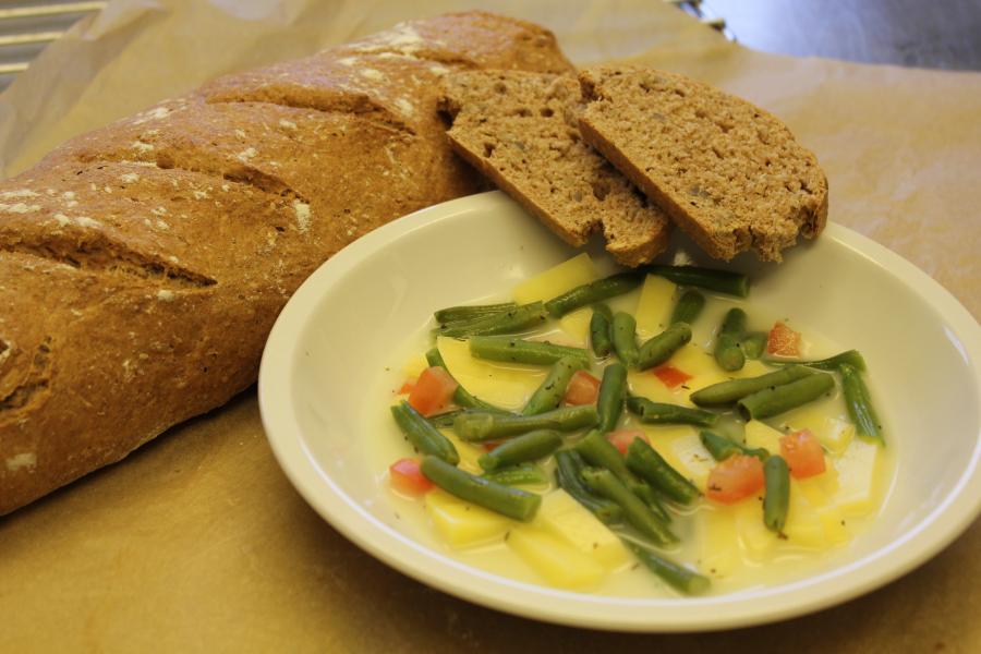 Bohnen- Tomateneintopf mit Brot