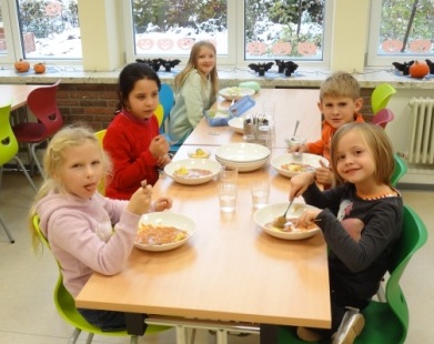 Mittagessen der 2. Klasse Mittagessen der 2. Klasse