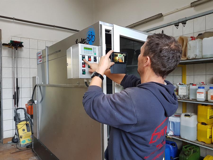beng-Fernhilfe an der Fahrradwaschanlage