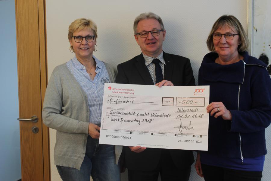 Spendenübergabe zum Weltfrauentag Linnemann