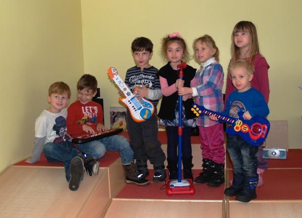 Kindergartenkinder mit Musikinstrumenten