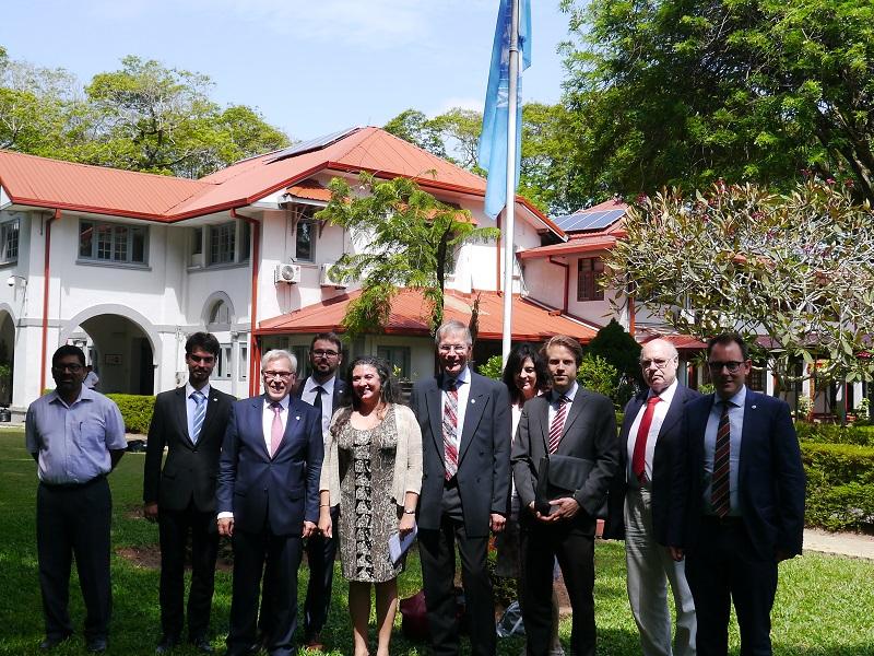 Die Reisegruppe auf dem Grundstück des UN Resident Coordinator