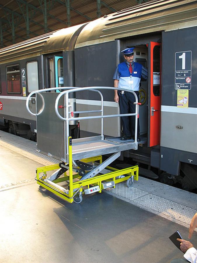 PL 11 - der mobile Rollstuhllift für Eisenbahnen, Züge, ICE, Regionalbahnen