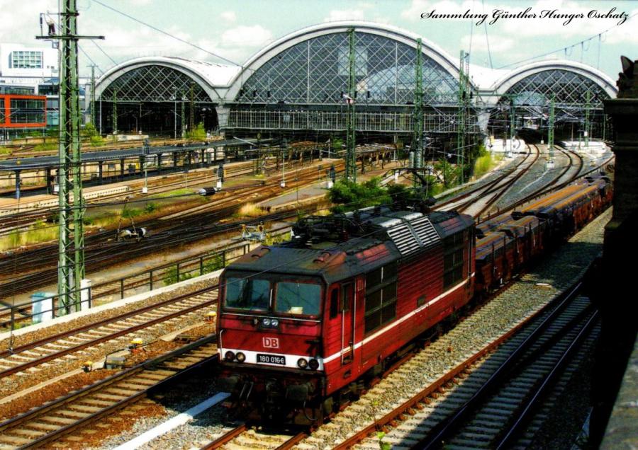 Zweisystem-Elektrolok 180 016  durchfährt mit einem Güterzug den Dresdner Hauptbahnhof
