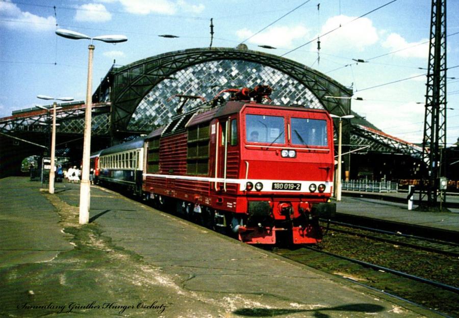 Mehrsystemelektrolokomotive 180 019  mit Reisezug im Bahnhof Dresden-Neustadt